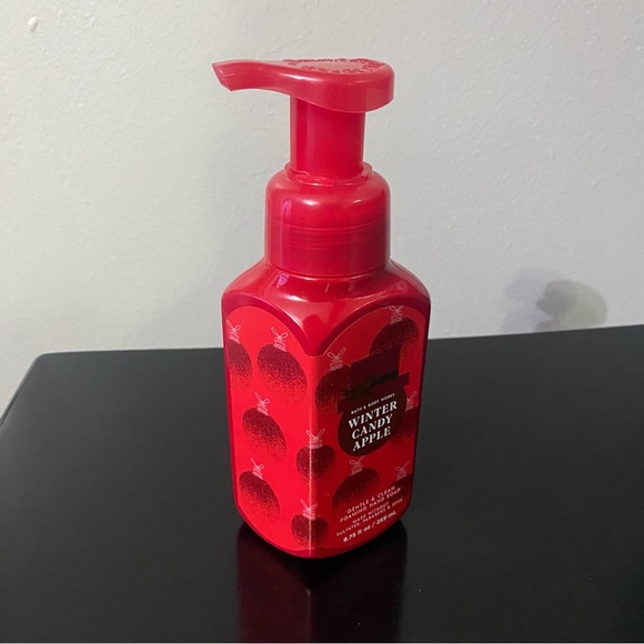 1 BATH & BODY WORKS GENTLE & CLEAN FOAMING HAND SOAP WINTER CANDY APPLE - Picture 2 of 4